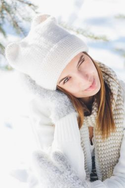 Kız şapka ve eldiven kışın gülümseyen