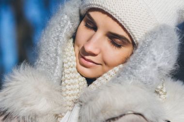 Kız şapka ve eldiven kışın gülümseyen