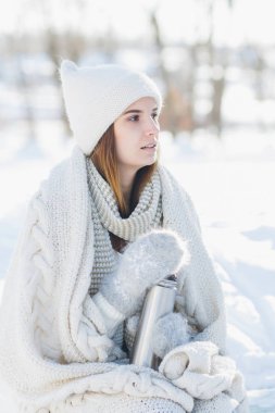 Bir termos sıcak çay içme kız 