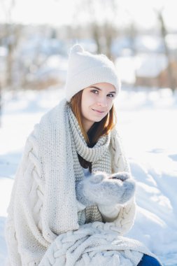 Bir termos sıcak çay içme kız 