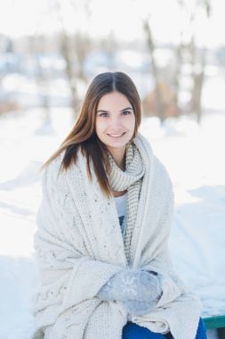 Kız mittens ve sıcak çay içme bir battaniye 