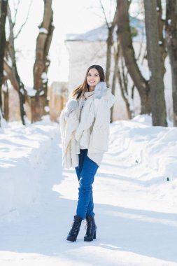 Kız mittens ve sıcak çay içme bir battaniye 