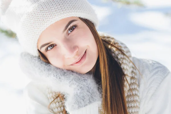 Ragazza in cappello e guanti sorridente in inverno — Foto Stock