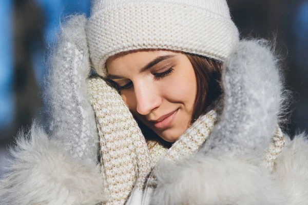 Ragazza in cappello e guanti sorridente in inverno — Foto Stock