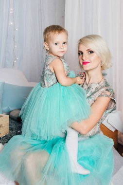 Anne ve küçük kızı yeni yıl iç poz