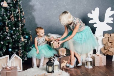 Anne ve küçük kızı yeni yıl iç poz