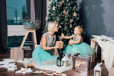 Anne ve küçük kızı yeni yıl iç poz