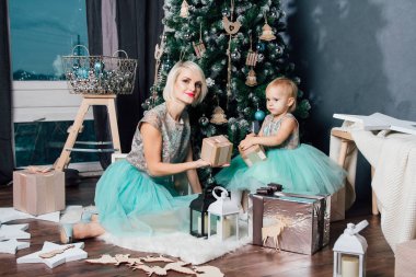 Anne ve küçük kızı yeni yıl iç poz