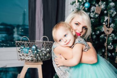 Anne ve küçük kızı yeni yıl iç poz