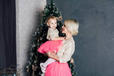 Anne ve küçük kızı yeni yıl iç poz