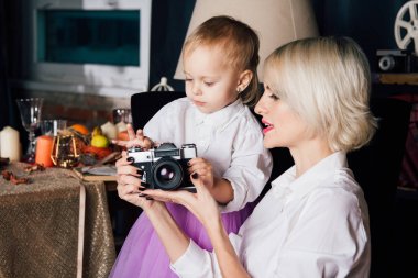 Anne ve küçük kızı yeni yıl iç poz