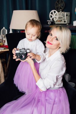 Anne ve küçük kızı yeni yıl iç poz