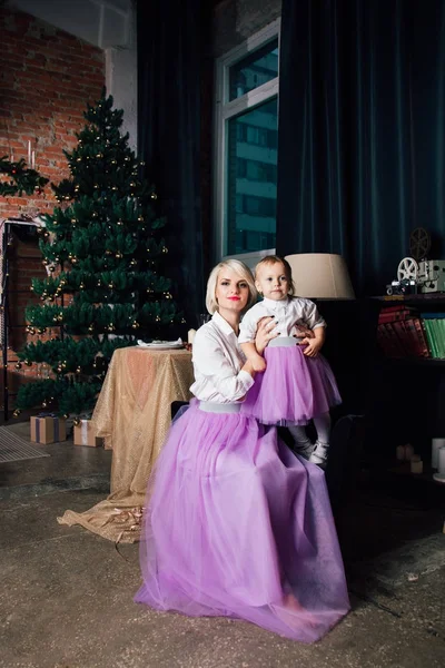 Mor och lilla dotter poserar i nyår interiören — Stockfoto