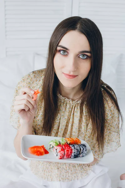 Ung brunette kvinde spiser sushi - Stock-foto