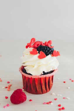Beyaz krema, taze meyveler ve dekorasyon ile cupcakes