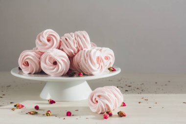 Hassas ev yapımı krema masada olduğunu