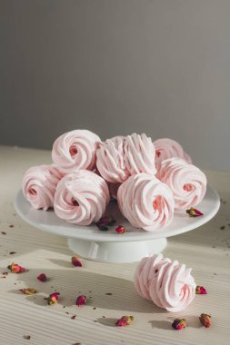 Hassas ev yapımı krema masada olduğunu