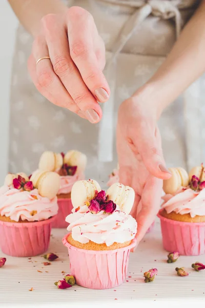 Dívka se připravuje cupcakes — Stock fotografie