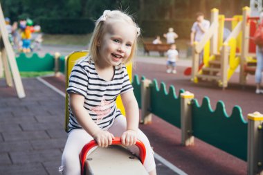 küçük kız parkta eğleniyor 