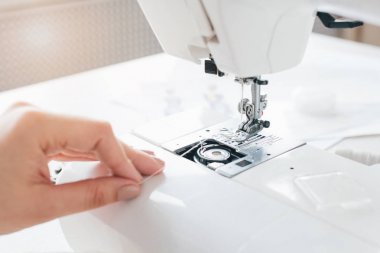 Terzi dikiş makinesi çalışmaya ayarlar