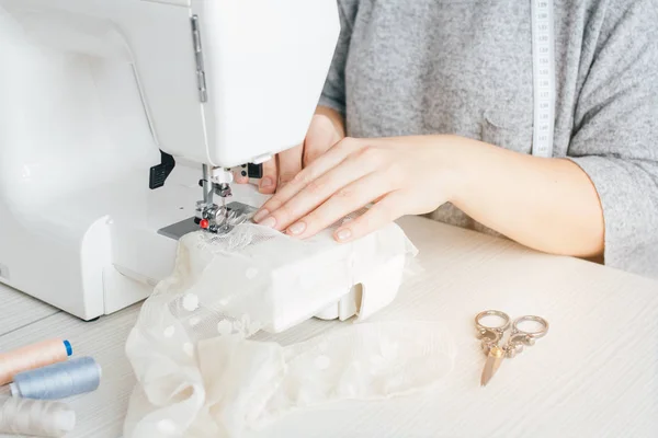 Joven costurera que trabaja en la máquina de coser — Foto de Stock