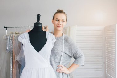 Terzi mankeni üzerinde uygun bir elbise yapar