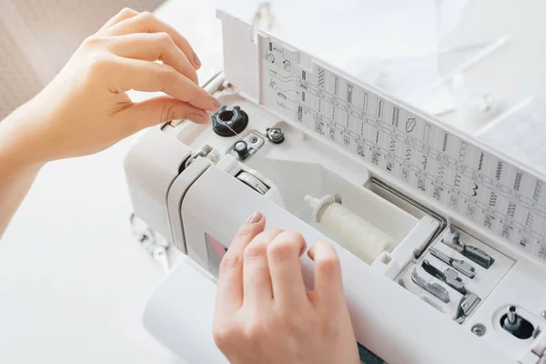 Costurera ajusta la máquina de coser para trabajar — Foto de Stock