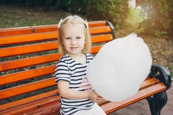 Mutter und kleine Tochter essen Zuckerwatte Stockbild