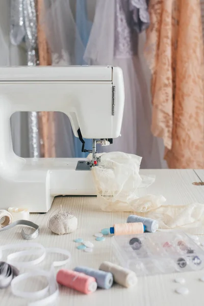 Moderna máquina de coser con hilos en la mesa — Foto de Stock