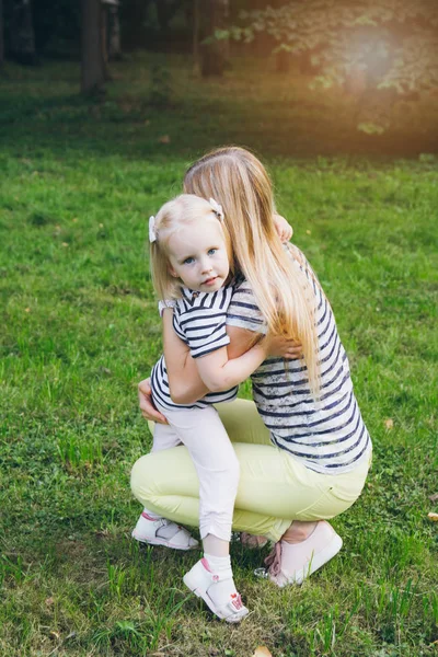 Mutter und Tochter spielen auf der Wiese — Stockfoto