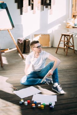 Genç adam sanatçı boya resim 