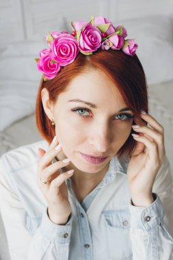 Çiçekçi Foamiran 'dan yapay çiçeklerle çelenk yapıyor.