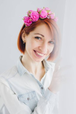 Çiçekçi Foamiran 'dan yapay çiçeklerle çelenk yapıyor.