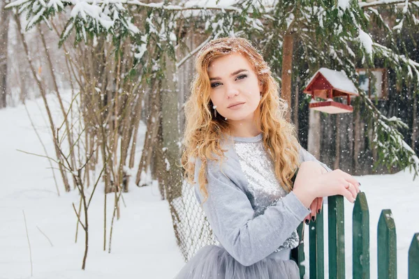 Bella ragazza sotto la nevicata — Foto Stock