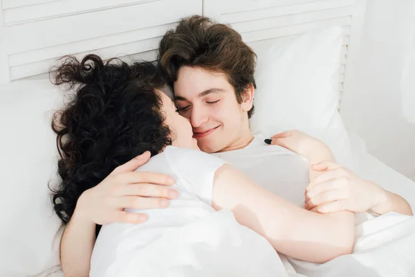 Coppia innamorata dorme coccolandosi a letto — Foto Stock