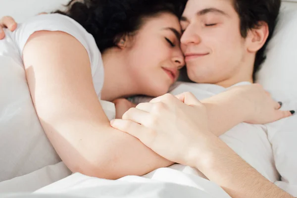 प्यार में जोड़े बिस्तर में cuddling सोता है — स्टॉक फ़ोटो, इमेज