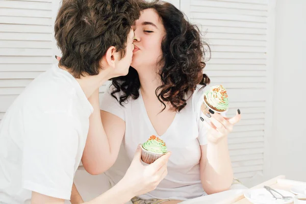 Amante casal sujo seu nariz com creme doce — Fotografia de Stock