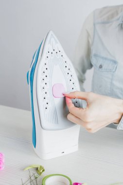 Çiçekçi Foamiran 'dan yapay çiçeklerle çelenk yapıyor.