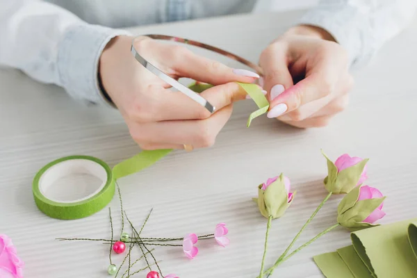 Floristería hace una corona con flores artificiales de Foamiran — Foto de Stock