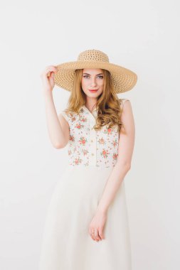 sarışın kız stüdyoda poz 