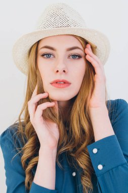 sarışın kız stüdyoda poz 