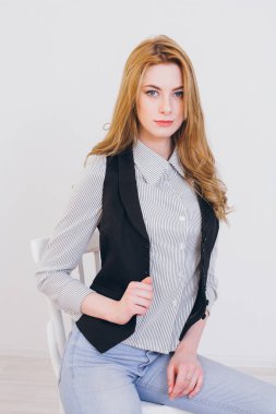 sarışın kız stüdyoda poz 