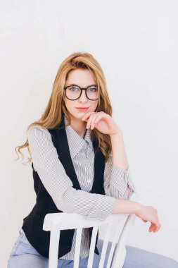 sarışın kız stüdyoda poz 