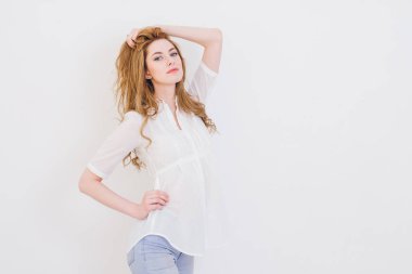 sarışın kız stüdyoda poz 