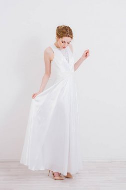 sarışın kız stüdyoda poz 