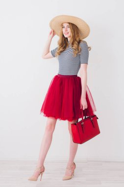 sarışın kız stüdyoda poz 