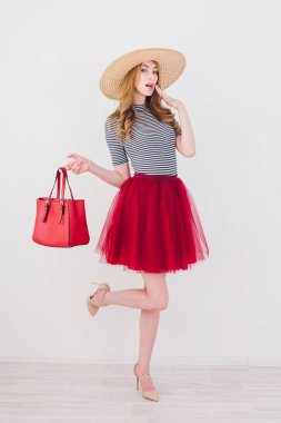 sarışın kız stüdyoda poz 