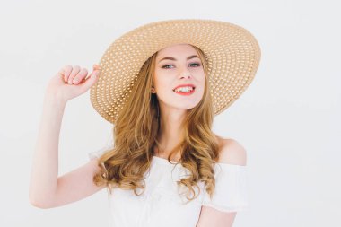 sarışın kız stüdyoda poz 