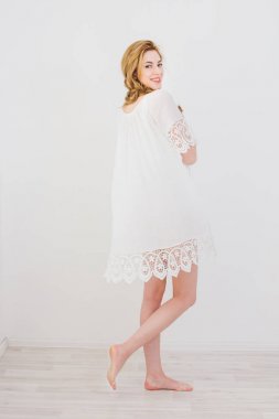 sarışın kız stüdyoda poz 