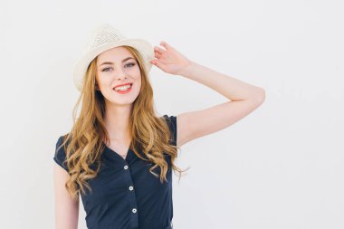 sarışın kız stüdyoda poz 